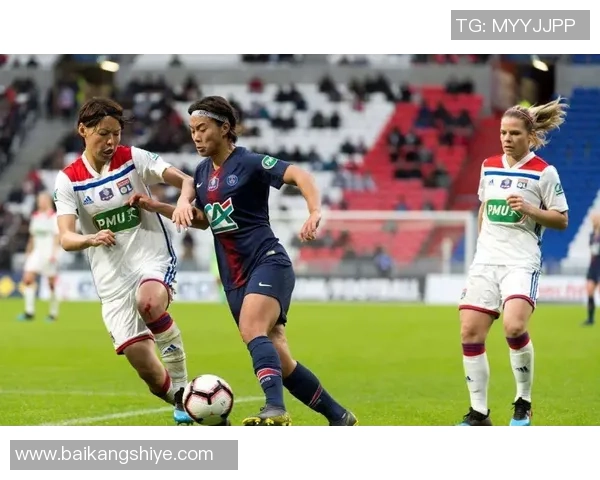 美女迷恋足球球星的背后真相 揭秘她们的心动时刻与偶像情结